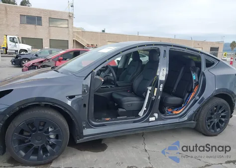 2024 Tesla Model Y Long Range Dual Motor All-Wheel Drive z USA, uszkodzony, nr VIN 7SAYGDEE9RF071449
